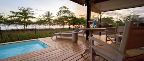 Caja de seguridad en la habitación, escritorio y cortinas blackout