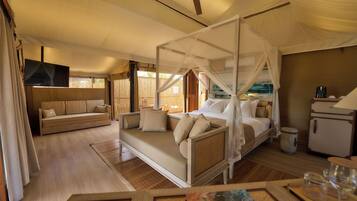 Caja de seguridad en la habitación, escritorio y cortinas blackout