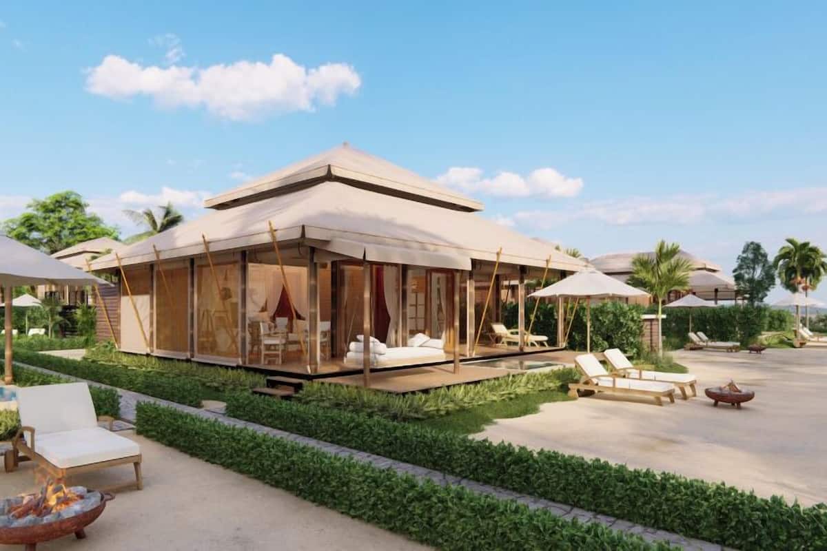 Family Master Suite Tented Villa | Caja fuerte, escritorio, cortinas opacas y tabla de planchar con plancha