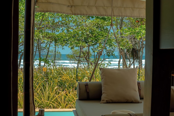 Beachfront Deluxe Tented Villa | Caja de seguridad en la habitación, escritorio y cortinas blackout