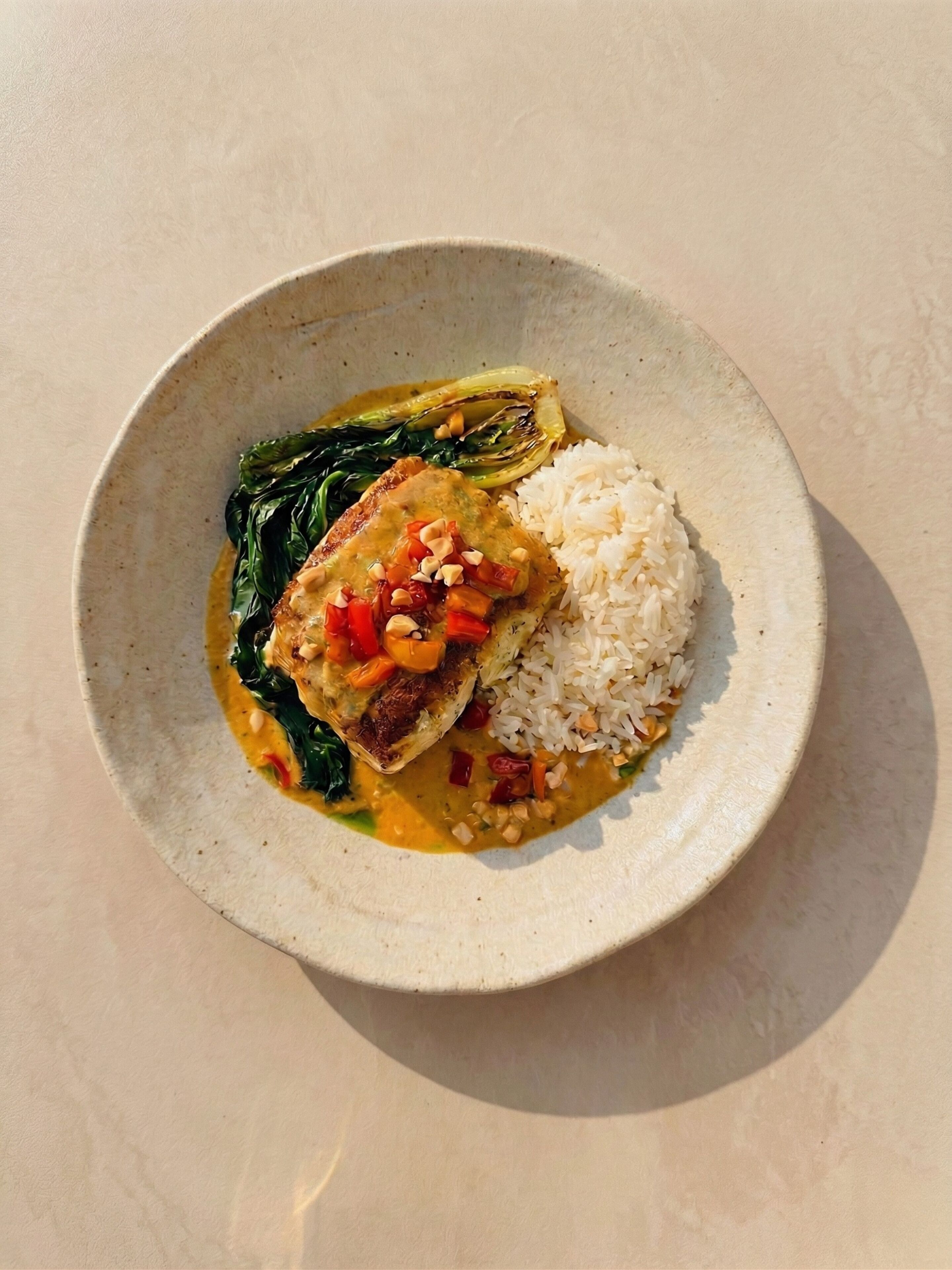 Un plato con carne, arroz y verduras.