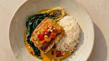 Un plato con carne, arroz y verduras.