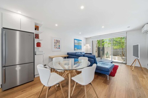 Spacious Bright Apartment with Courtyard and BBQ