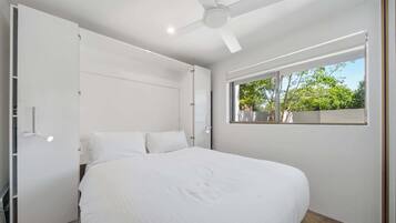 2 bedrooms, desk, iron/ironing board, WiFi