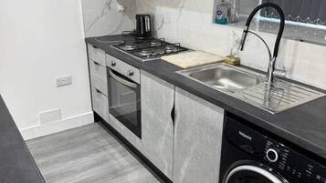 Kühlschrank, Mikrowelle, Ofen, Geschirrspüler