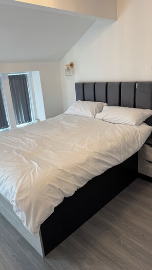 Iron/ironing board, WiFi, bed sheets - Aurang House,1 Bedroom, Kitchen, 55" TV, Parking (Huddersfield)