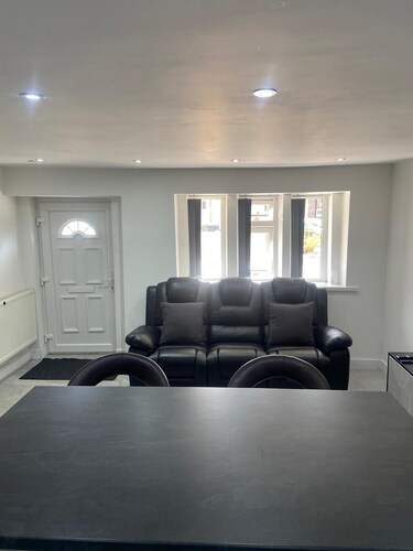 Stylish 1-Bedroom • Double Bed en-suite. Private Parking •