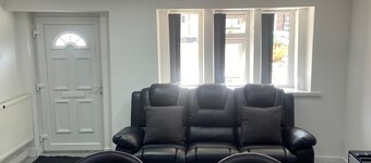 Stylish 1-Bedroom • Double Bed en-suite. Private Parking •