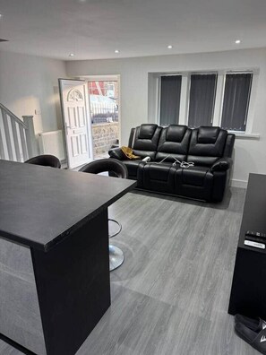Lobby - Stylish 1-Bedroom • Private Parking •55” Smart TVs (Huddersfield)