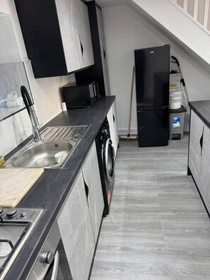 Fridge, microwave, oven, dishwasher - Stylish 1-Bedroom • Double Bed en-suite. Private Parking • (Huddersfield)