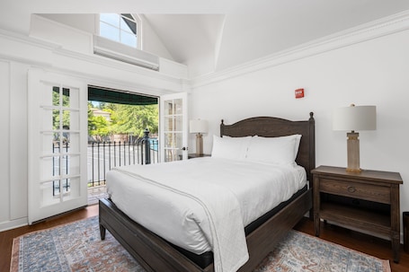 Apartamento, 1 quarto (Sonoma Stonehouse in Boutique Hotel) | Ferros/tábuas de passar roupa, Wi-Fi de cortesia. Sonoma Stonehouse, Wine Country Vibes