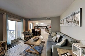 コンドミニアム ベッド (複数台) (Pinnacle Port A-121- Shore Beats Work) | リビング エリア