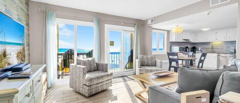 Condo, varias camas (Pinnacle Port A-121- Shore Beats Work) | Área de sala de estar