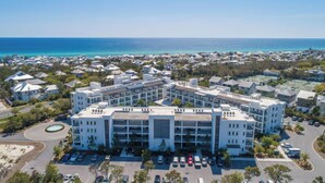 Un hôtel moderne doté d’une cour intérieure et situé au cœur d’un quartier résidentiel en bord de mer.
