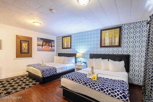 Boutique Double Queen Room | Smart Entry | Arrowhead Motel