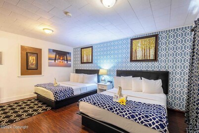Boutique Double Queen Room | Smart Entry | Arrowhead Motel