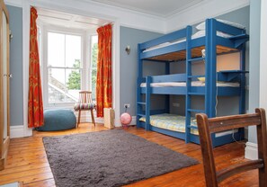 Bügeleisen/Bügelbrett, Reisekinderbett, kostenloses WLAN, Bettwäsche