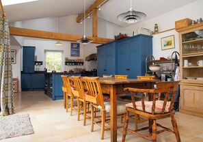 Dining - Lovely family holiday home, perfect for coming together and enjoying special time together (Newport)