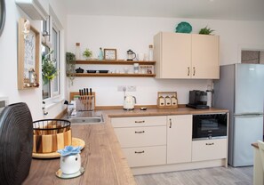 Fridge, microwave, coffee/tea maker, toaster - A comfortable escape with breathtaking views (Cardigan)