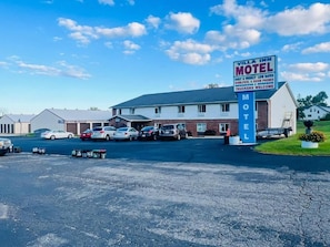 Exterior - Villa Inn Motel (Fort Atkinson)