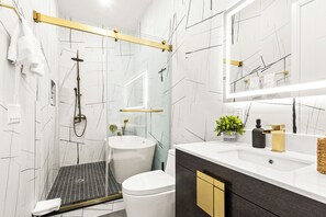 Dusche, Haartrockner, Handtücher, Seife