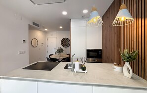 Jääkaappi, uuni, liesi