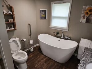 Shower, hair dryer, towels, soap - 3-bedroom house in marvelous Lexington with lake views (Lexington)