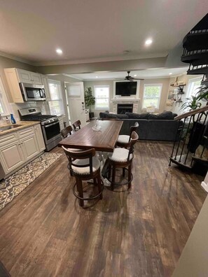 Dining - 3-bedroom house in marvelous Lexington with lake views (Lexington)