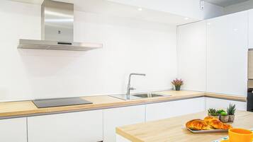 Een koelkast, een magnetron, een oven, een vaatwasser
