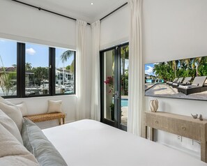 4 habitaciones, escritorio y tabla de planchar con plancha 