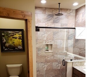 Hair dryer, towels, soap, toilet paper - Cozy 1-bedroom condo with AC in tranquil Gatlinburg (Gatlinburg)