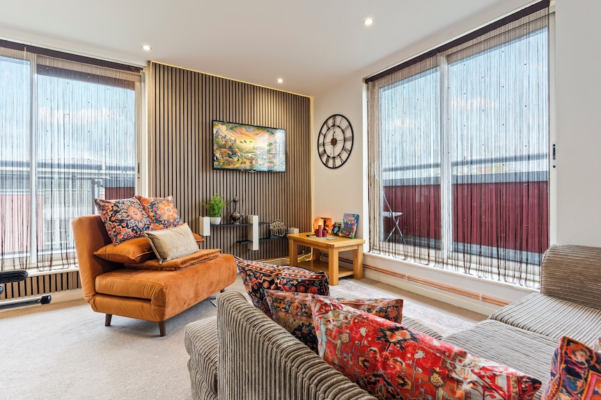 Desi Suite - Free Parking | Balcony - Leicester