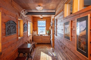 Interior - Fireside Cottage, Steps to Bus, VIEWS, Fireplace! (Crested Butte)