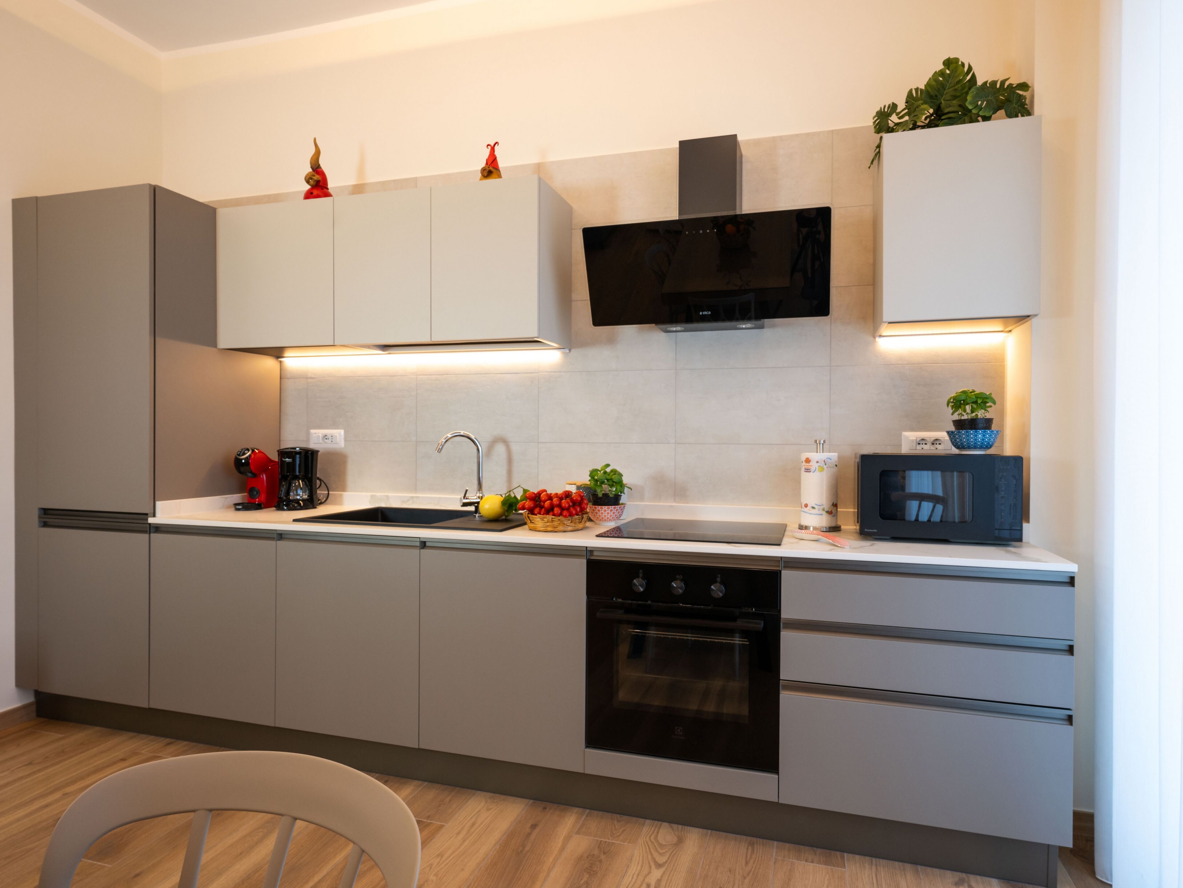 Een koelkast, een magnetron, een oven, een vaatwasser