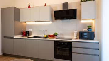 Een koelkast, een magnetron, een oven, een vaatwasser