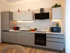 Kühlschrank, Mikrowelle, Ofen, Geschirrspüler