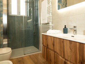 Secador de pelo, toallas, jabón, shampoo