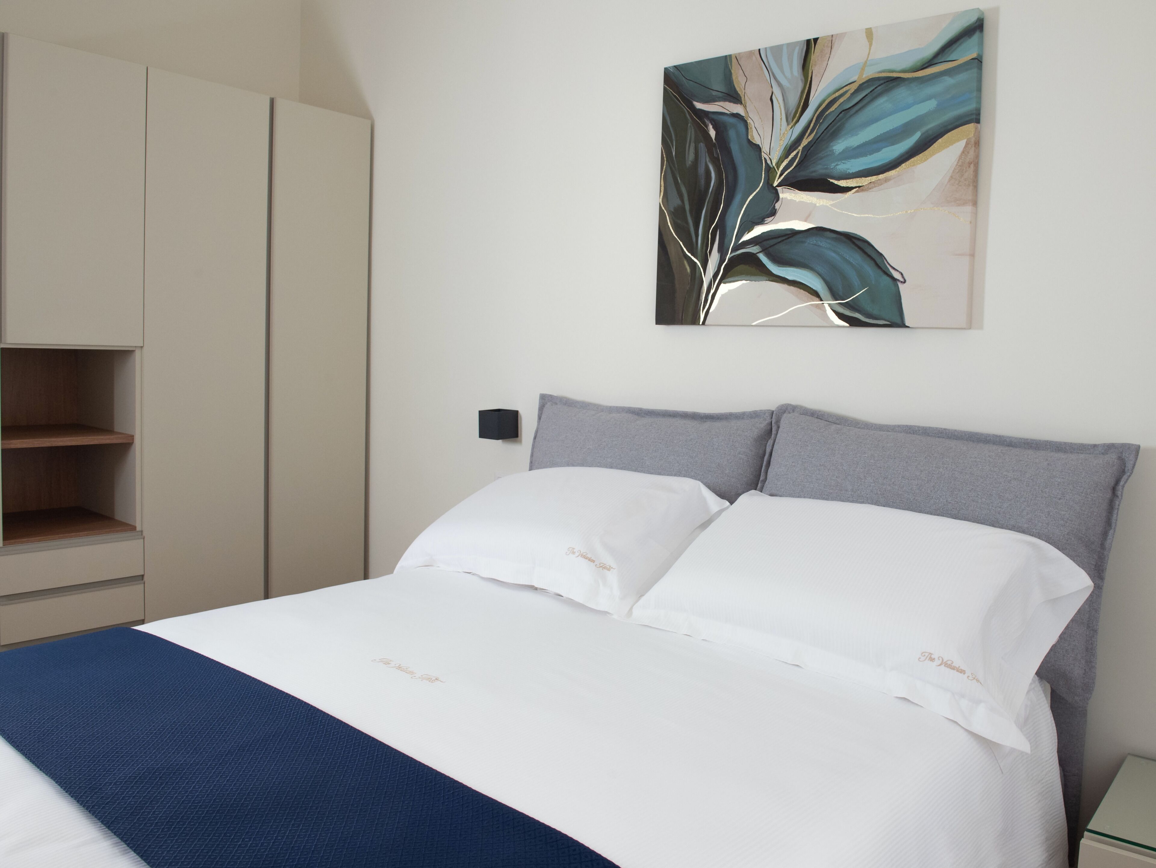 2 habitaciones, tabla de planchar con plancha y cuna de viaje 