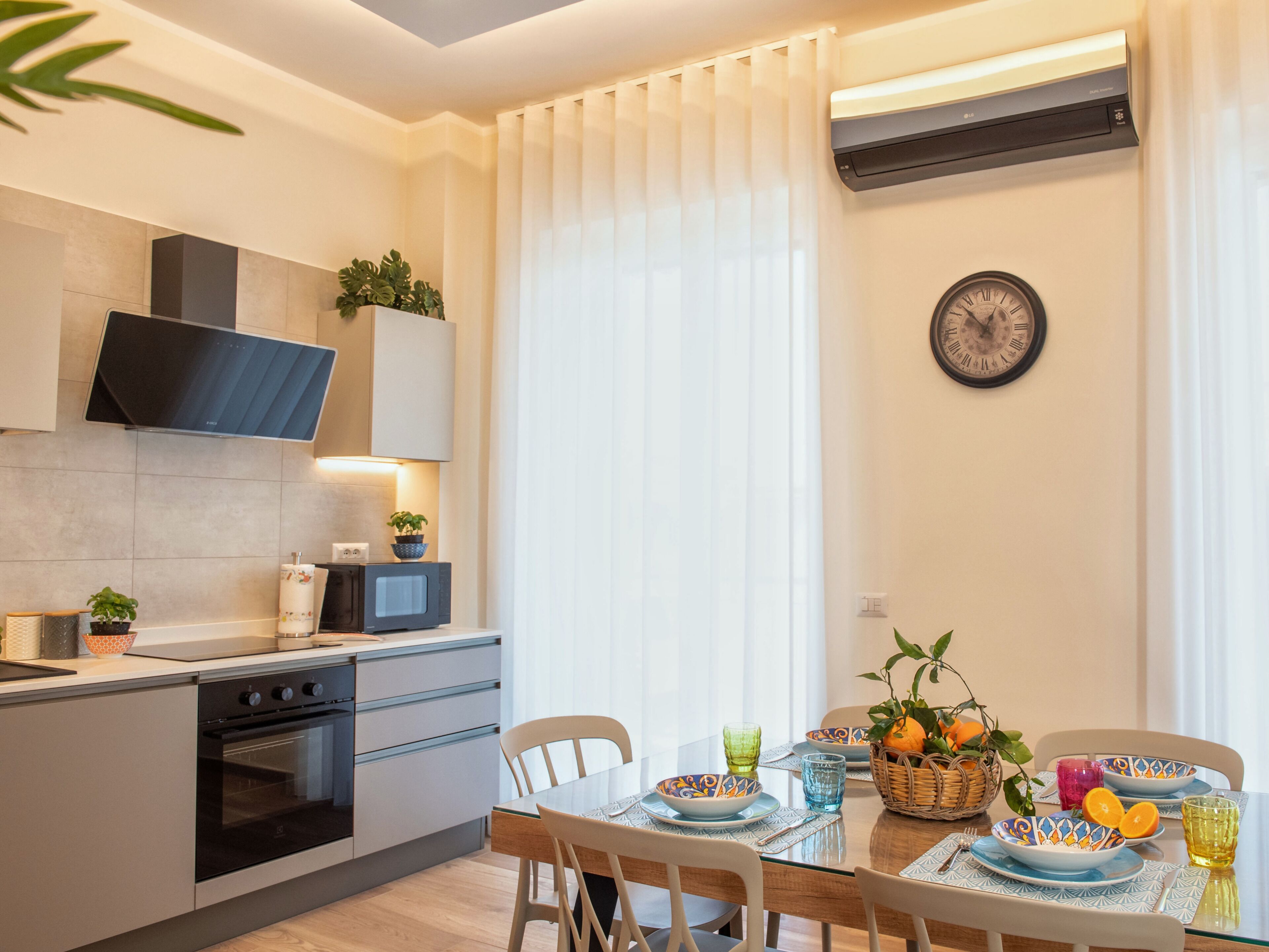 Een koelkast, een magnetron, een oven, een vaatwasser