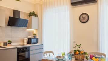 Een koelkast, een magnetron, een oven, een vaatwasser