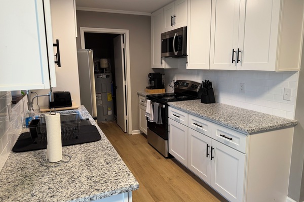 Coffee/tea maker, fridge, microwave, oven