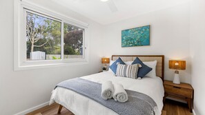 Iron/ironing board, travel cot, free WiFi, bed sheets - SolMar - Pet Friendly - 4 Mins Walk to the  Beach (Culburra Beach)