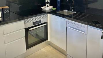 Een koelkast, een microgolfoven, een oven, een kookplaat