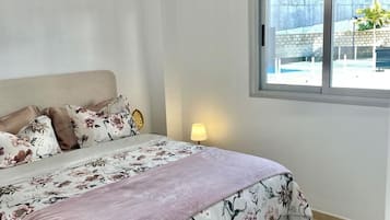 2 slaapkamers, een strijkplank/strijkijzer, reisbedje, gratis wifi