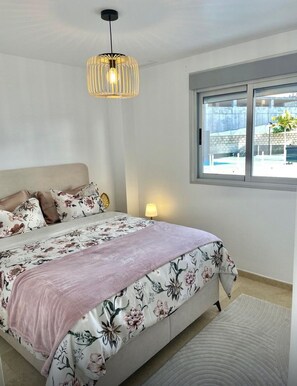 2 slaapkamers, een strijkplank/strijkijzer, reisbedje, gratis wifi