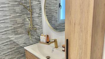 Shower, hair dryer, bidet, towels