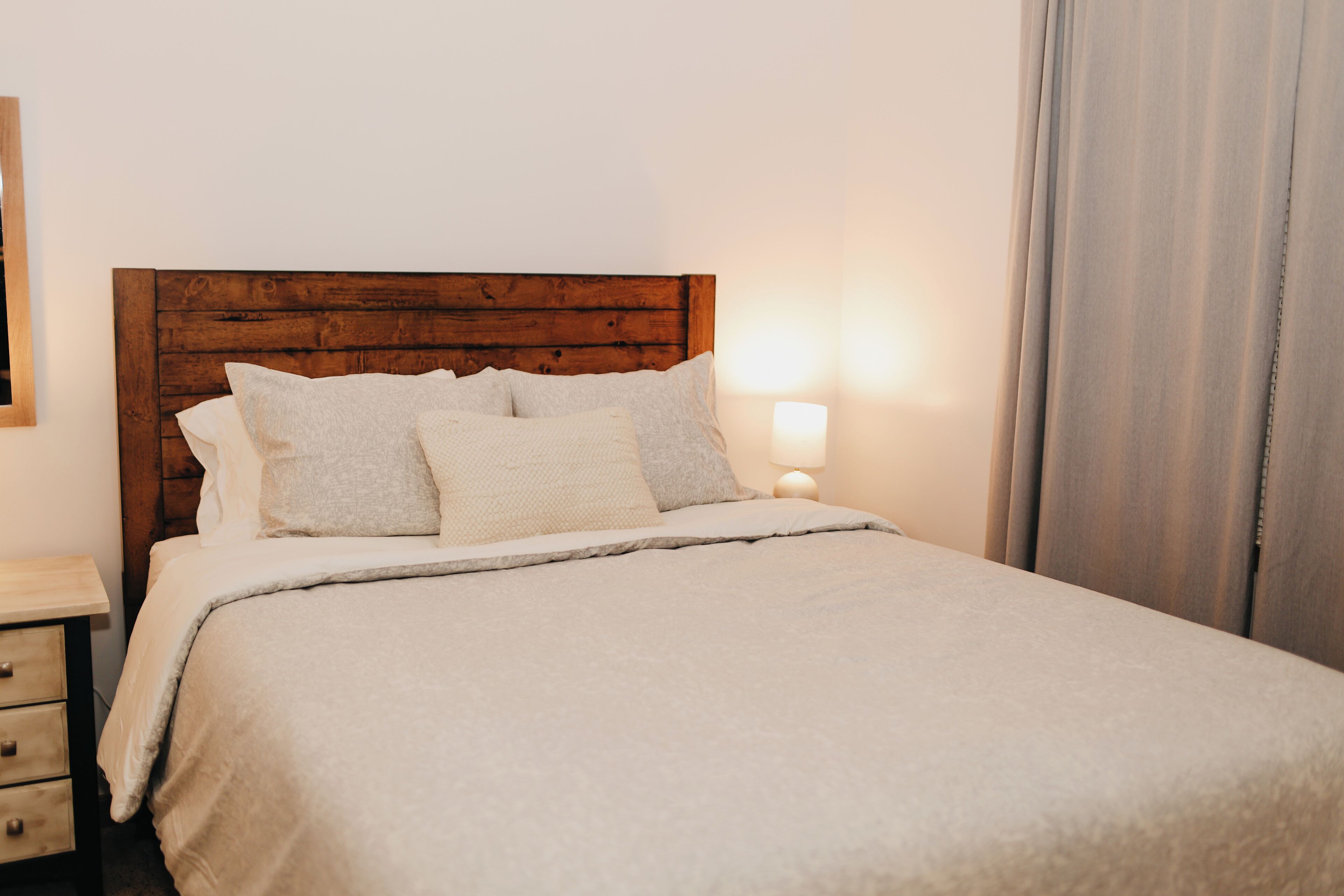 2 soverom, skrivebord, strykejern/-brett og reiseseng for barn