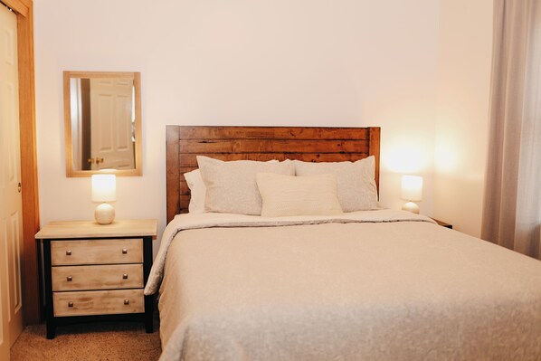 2 Schlafzimmer, Schreibtisch, Bügeleisen/Bügelbrett, Reisekinderbett