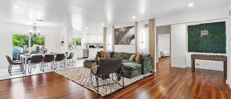 Älytelevisio, takka, pöytäjalkapallopöytä, pöytätennispöytä