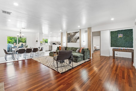 Smart TV, chimenea, futbolito y tenis de mesa . 14 ppl Estate w/Pool. Near Universal Studios!